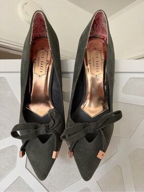 Ted Baker Dark Olive Suede Pointed Bow Pumps Size 39 , ( I wear a 7.5 , fits